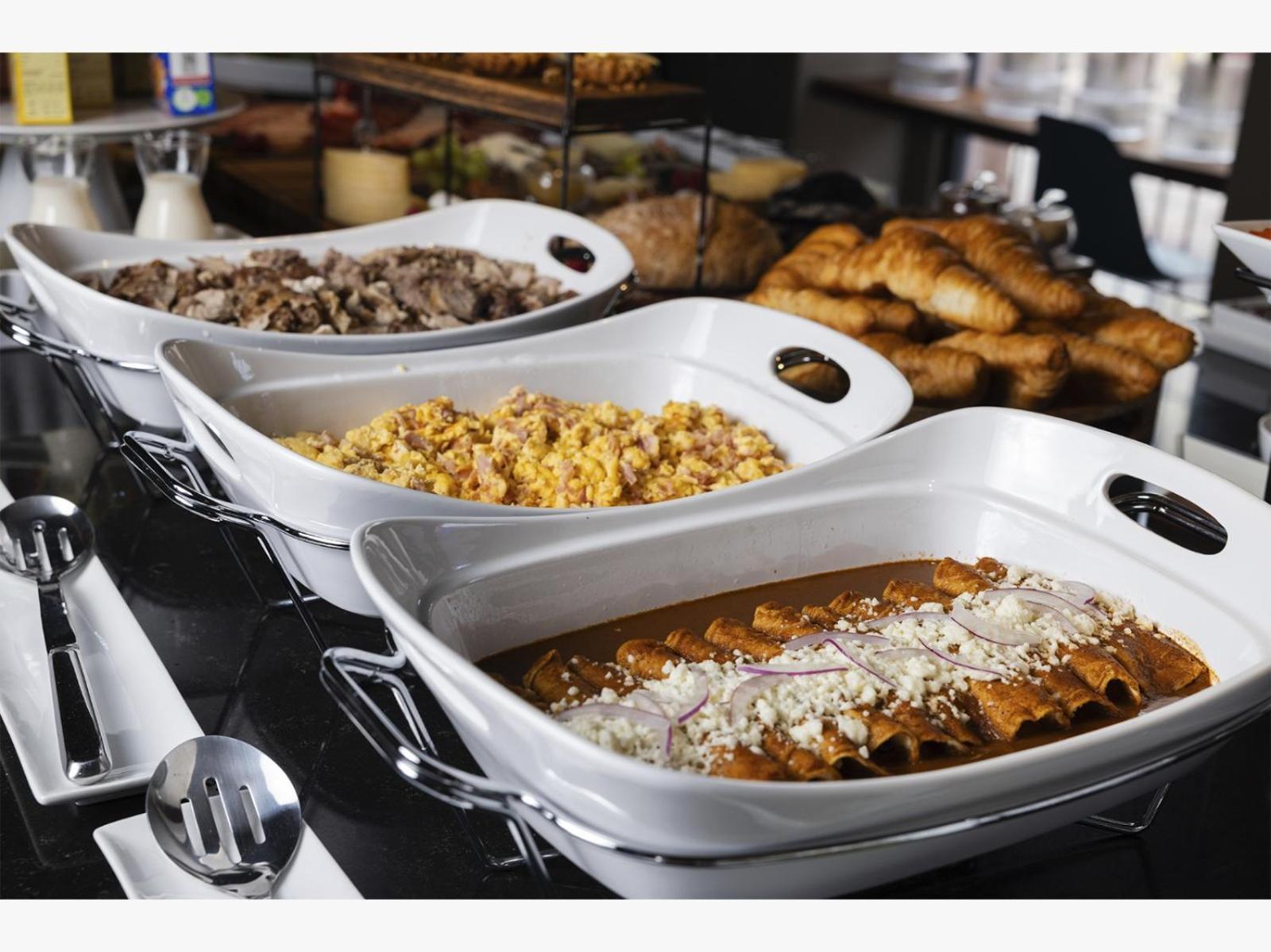 克里欧酒店 克雷塔罗 外观 照片 A selection of prepared dishes at a buffet