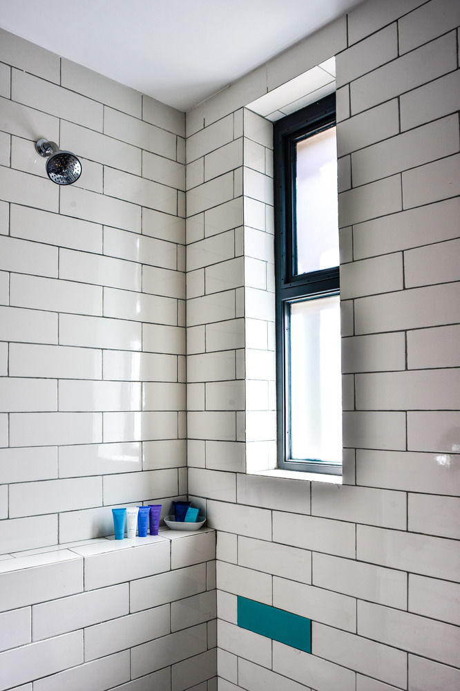 克里欧酒店 克雷塔罗 外观 照片 Subway tiles in a shower